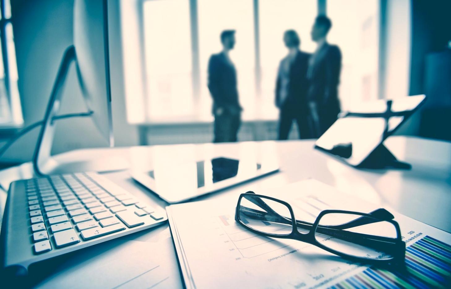 Arbeitsplatz mit Recherchematerialien und Notizen zu Linkaufbau-Strategien